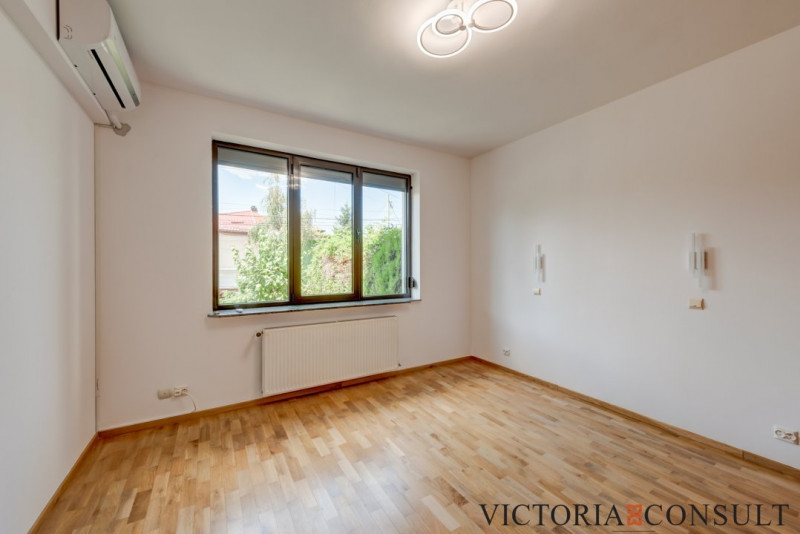 Apartament in Vila, Panouri Fotovoltaice, Parcare si Curte Superba de 174 mp