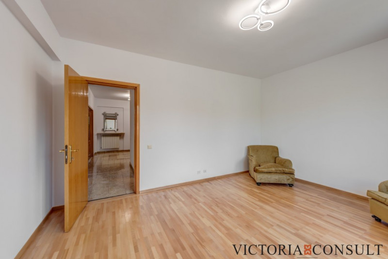 Apartament in Vila, Panouri Fotovoltaice, Parcare si Curte Superba de 174 mp