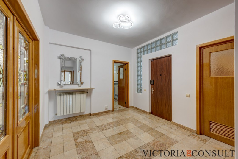 Apartament in Vila, Panouri Fotovoltaice, Parcare si Curte Superba de 174 mp