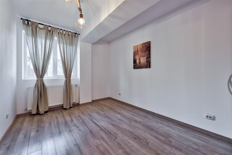 Apartament 3 camere, Strada Arad,  1 Mai - Metrou, 2 locuri de parcare